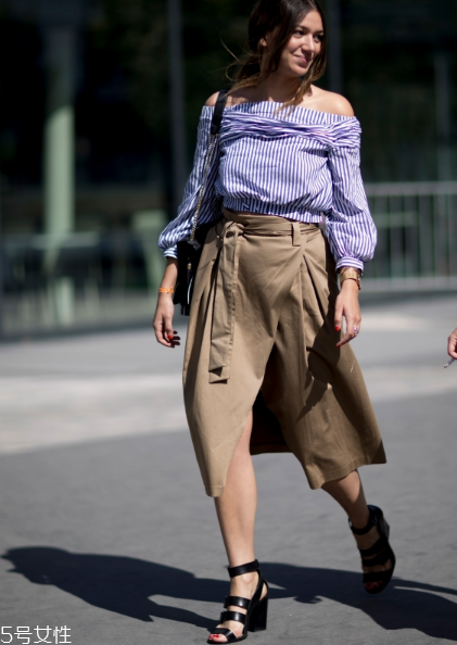 露肩襯衫怎么搭配？恰到好處的性感