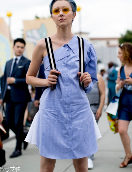 露肩襯衫怎么搭配？恰到好處的性感