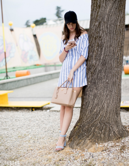 露肩襯衫怎么搭配？恰到好處的性感