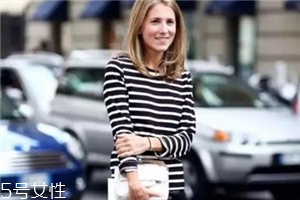 條紋t恤搭配什么褲子？這幾款穿搭簡單又出彩