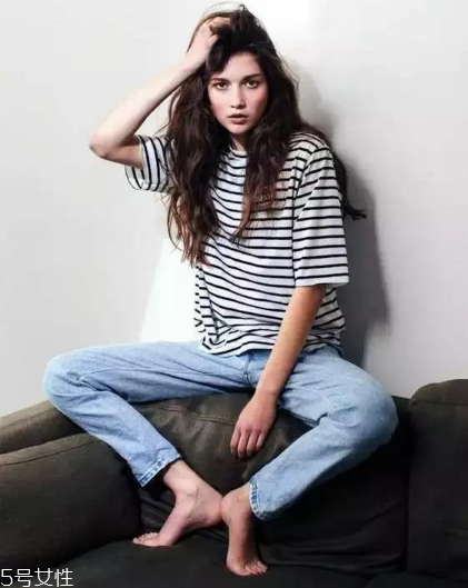 條紋t恤搭配什么褲子？這幾款穿搭簡單又出彩