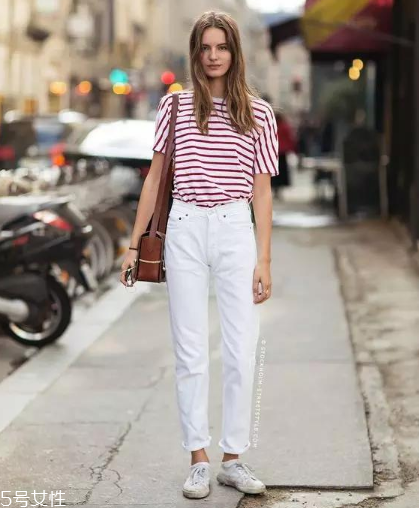 條紋t恤搭配什么褲子？這幾款穿搭簡單又出彩