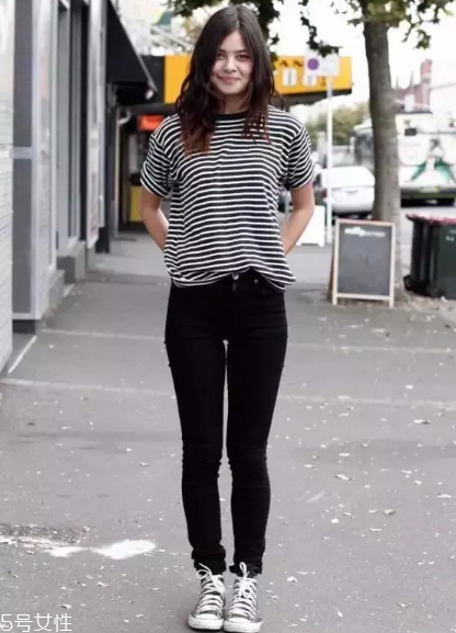 條紋t恤搭配什么褲子？這幾款穿搭簡單又出彩