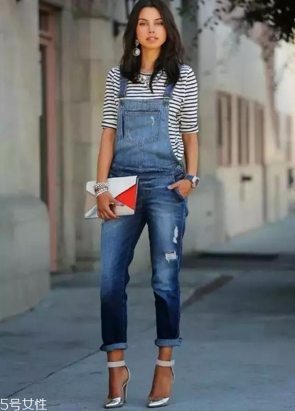 條紋t恤搭配什么褲子？這幾款穿搭簡單又出彩