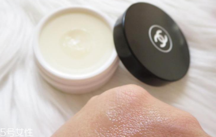 chanel山茶花滋潤(rùn)唇霜評(píng)測(cè) 香奈兒山茶花唇霜使用心得 chanel山茶花滋潤(rùn)唇霜評(píng)測(cè) 香奈兒山茶花唇霜使用心得