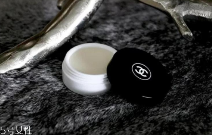 chanel山茶花滋潤(rùn)唇霜評(píng)測(cè) 香奈兒山茶花唇霜使用心得 chanel山茶花滋潤(rùn)唇霜評(píng)測(cè) 香奈兒山茶花唇霜使用心得