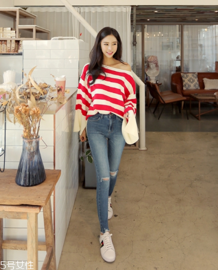 紅色條紋t恤怎么搭配？永不過時(shí)的搶眼元素