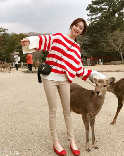 紅色條紋t恤怎么搭配？永不過時(shí)的搶眼元素