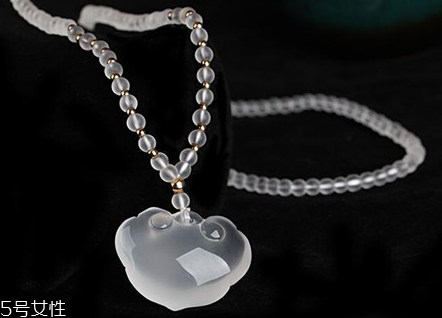 白水晶項(xiàng)鏈一般多少錢(qián)？色澤越通透價(jià)值越高