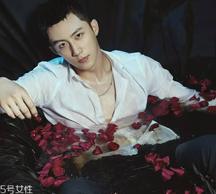 襯衫能貼身穿嗎？根據(jù)顏色深淺決定