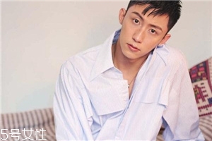 襯衫能貼身穿嗎？根據(jù)顏色深淺決定