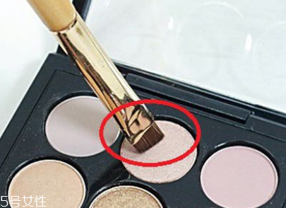 眼線刷硬了怎么回事？用后沒有及時(shí)清洗