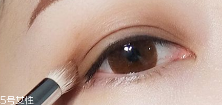 眼線刷硬了怎么回事？用后沒有及時(shí)清洗
