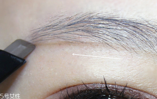 黑色眉筆怎么畫自然？淡掃眉毛輕下手