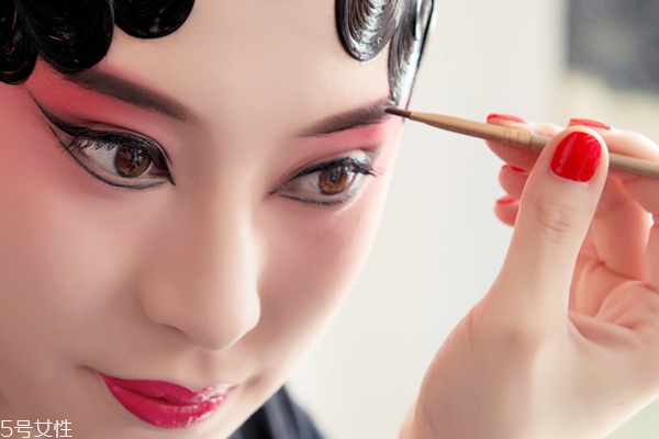 黑色眉筆怎么畫自然？淡掃眉毛輕下手