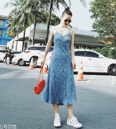 春天穿什么顏色衣服顯白？不要總是黑白灰