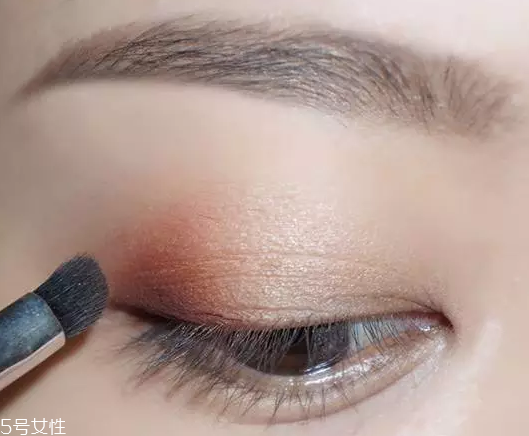 棕色眉筆適合什么膚色？不適合暗膚色