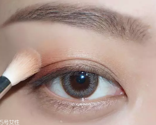 棕色眉筆適合什么膚色？不適合暗膚色