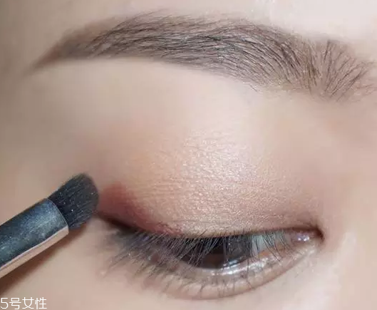 棕色眉筆適合什么膚色？不適合暗膚色