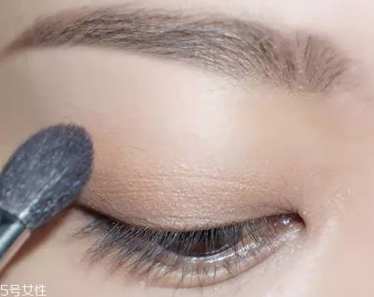 棕色眉筆適合什么膚色？不適合暗膚色