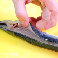 秋刀魚怎么去骨 秋刀魚去骨小技巧 秋刀魚怎么去骨 秋刀魚去骨小技巧