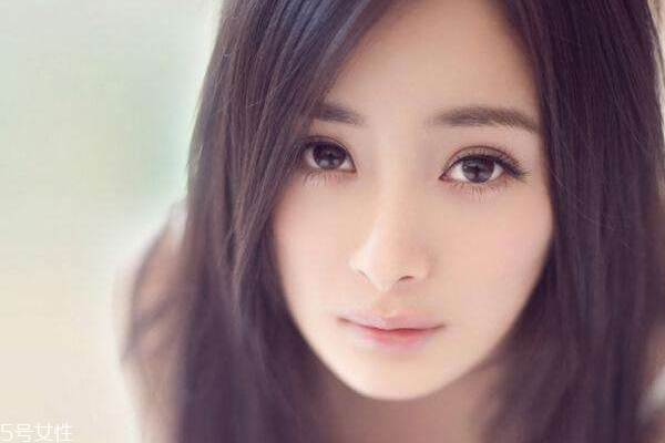 棕色眼影配什么腮紅？和唇色一致即可