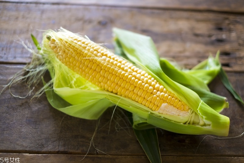 煮玉米是冷水或是開水下鍋 煮玉米放糖放鹽都好吃 煮玉米是冷水或是開水下鍋 煮玉米放糖放鹽都好吃
