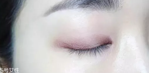 紫色眼影配什么口紅？配少女粉堪稱完美