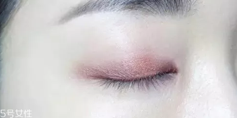 紫色眼影配什么口紅？配少女粉堪稱完美