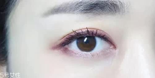 紫色眼影配什么口紅？配少女粉堪稱完美