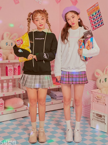 格子百褶裙配什么上衣？美翻整個春夏