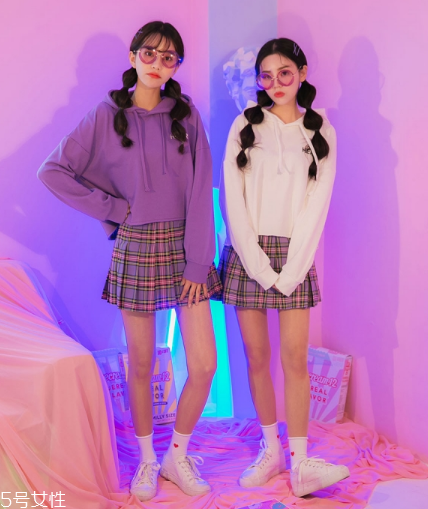 格子百褶裙配什么上衣？美翻整個春夏