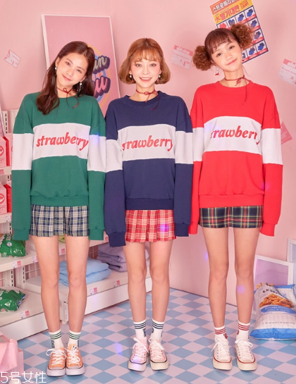 格子百褶裙配什么上衣？美翻整個春夏