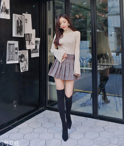 格子百褶裙配什么上衣？美翻整個春夏