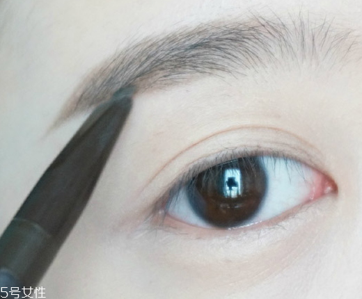 桃花妝用什么眼影好？3重色彩打造迷人眼妝