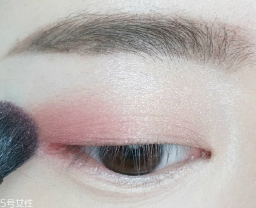 桃花妝用什么眼影好？3重色彩打造迷人眼妝