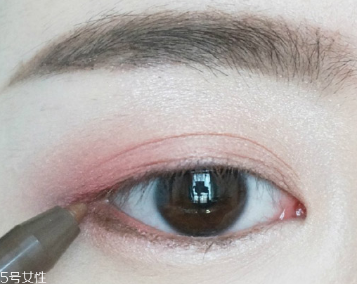 桃花妝用什么眼影好？3重色彩打造迷人眼妝