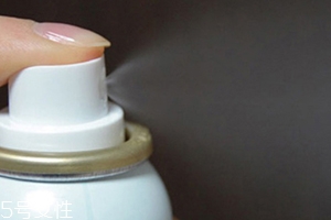 保濕噴霧可以噴頭發(fā)嗎？解決頭發(fā)干枯問題