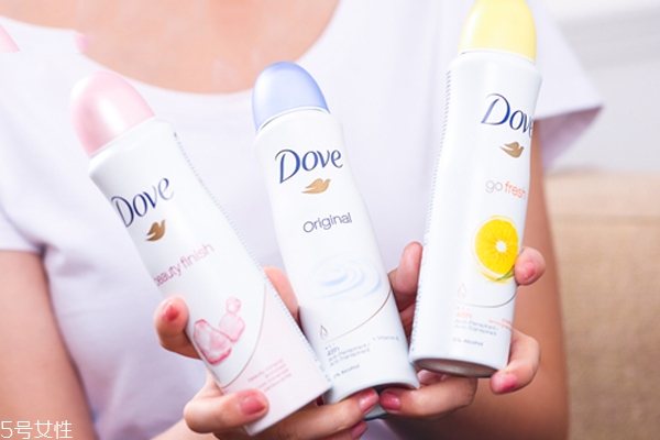 止汗噴霧和走珠哪個好？噴霧方便操作適合懶人