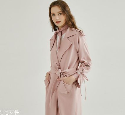 如何挑選風(fēng)衣？這些款式穿10年不過(guò)時(shí)