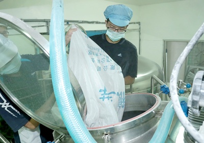 黑啤酒和白啤酒的區(qū)別 黑啤酒是什么做的 黑啤酒和白啤酒的區(qū)別 黑啤酒是什么做的