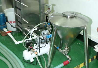 黑啤酒和白啤酒的區(qū)別 黑啤酒是什么做的 黑啤酒和白啤酒的區(qū)別 黑啤酒是什么做的