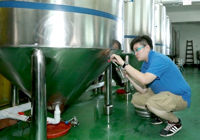 黑啤酒和白啤酒的區(qū)別 黑啤酒是什么做的 黑啤酒和白啤酒的區(qū)別 黑啤酒是什么做的