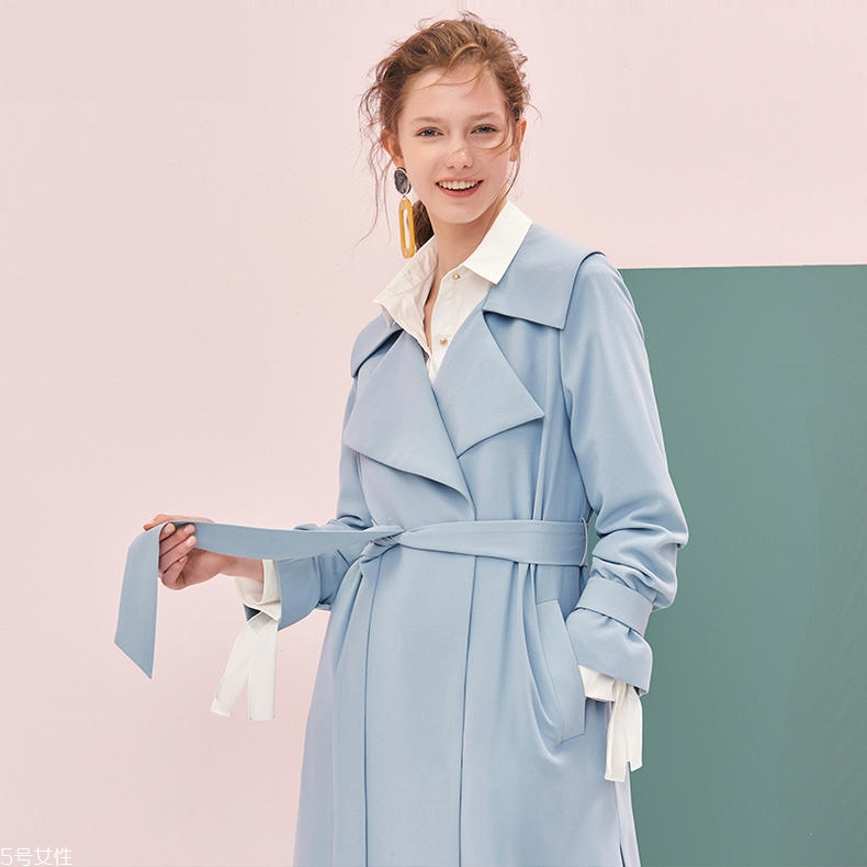 如何挑選風(fēng)衣？這些款式穿10年不過(guò)時(shí)