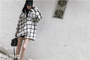 襯衫里面要穿衣服嗎？要看襯衫的面料顏色