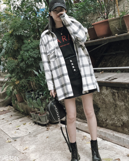 襯衫里面可以穿t恤嗎？淺色t恤可以穿