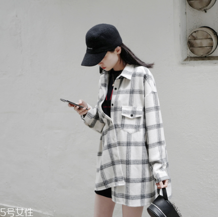 襯衫里面可以穿t恤嗎？淺色t恤可以穿