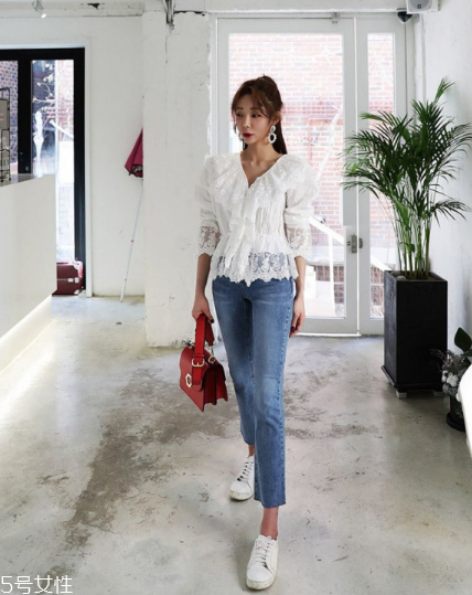 白色蕾絲上衣怎么搭配？女人味盡顯