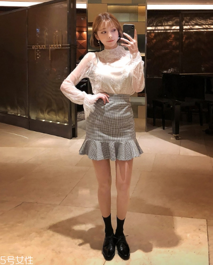 白色蕾絲上衣怎么搭配？女人味盡顯