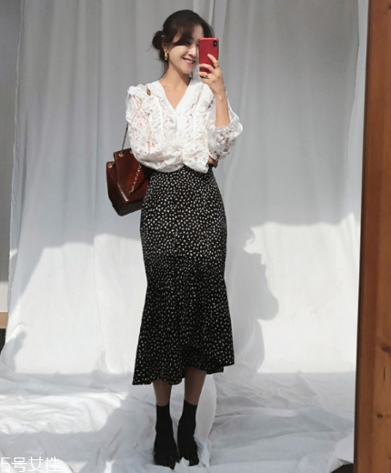 白色蕾絲上衣怎么搭配？女人味盡顯